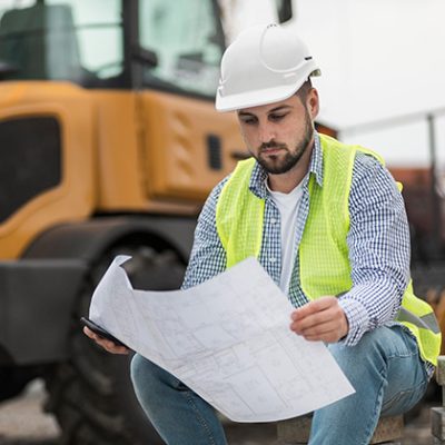 Rhino-hombre-sentado-mirando-proyecto